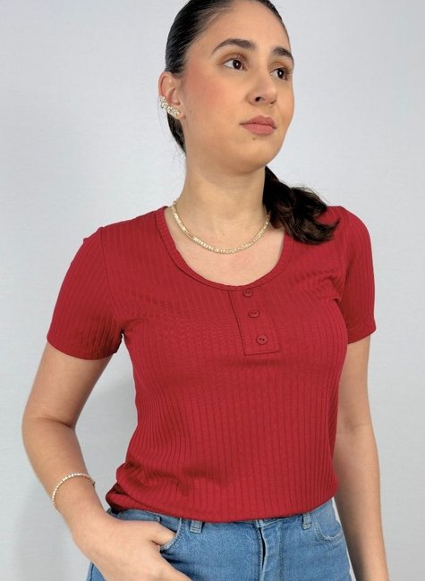 Blusa Básica Canelada De Viscose E Elastano Com Detalhes De Botões Bordo